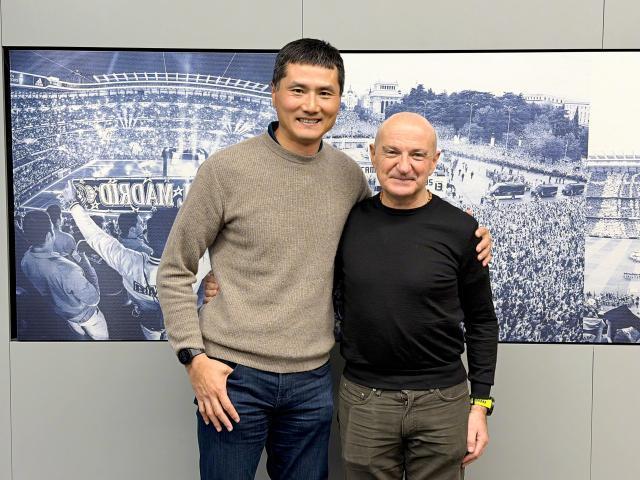 盛世娱乐官网入口-国足主帅邵佳一造访皇马 获赠球衣合影弗洛伦蒂诺